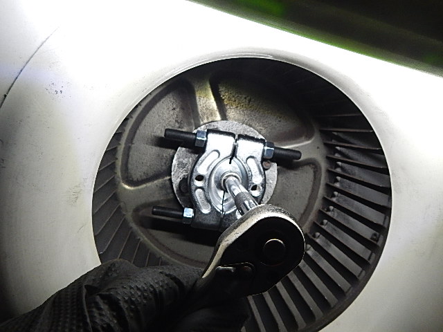 ベルト交換後ファンをつけるときは、ボルトを使って締めこんでください!<br>