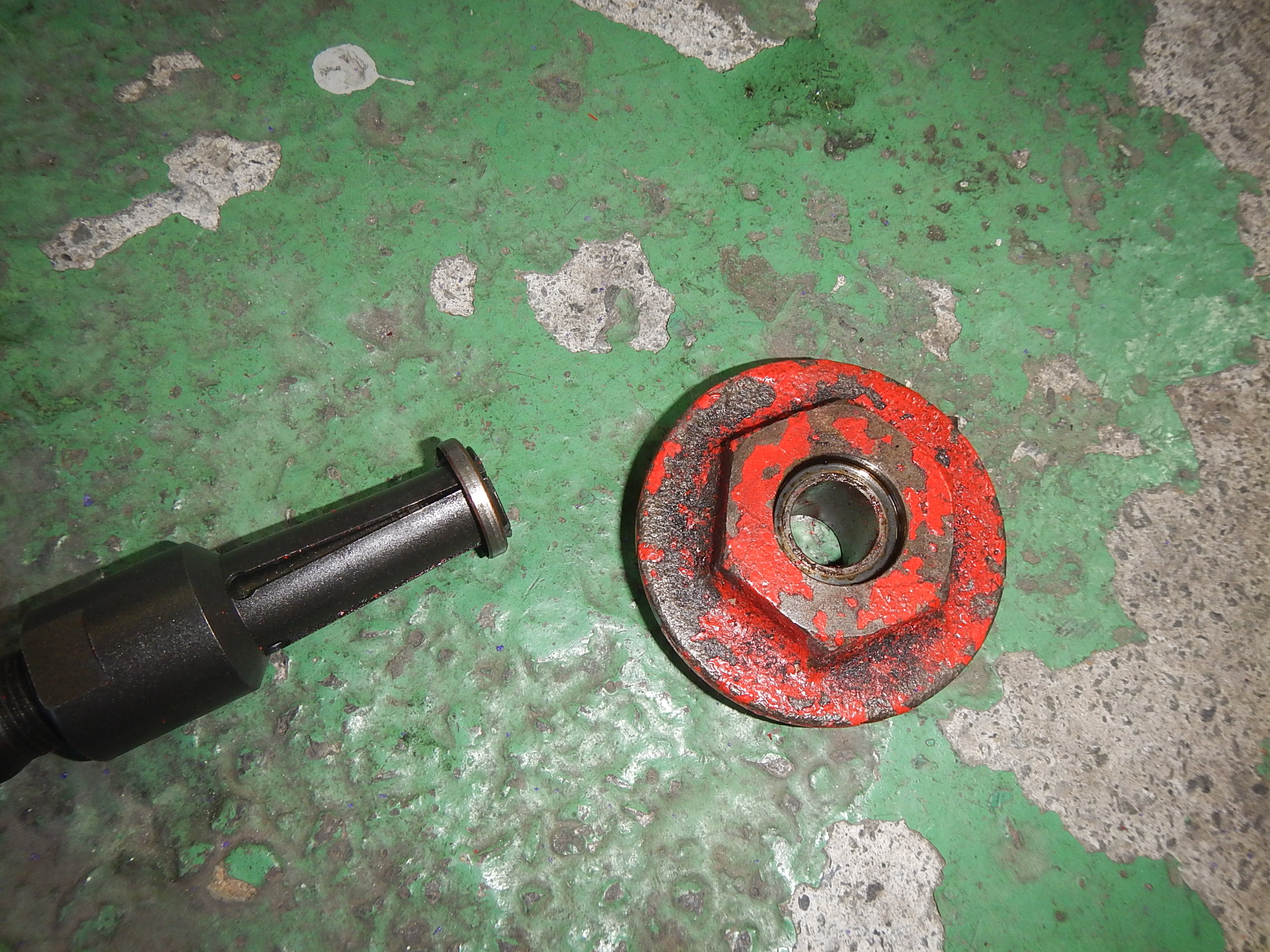 トップの所のオイルシールを外すのに、特殊な工具が必要でした。<br>なんと当店にありました。自分でも驚きです。<br>