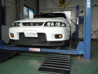 NISSAN SKYLINE 33GTRのスポイラー交換