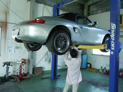 ポルシェ　ボクスターのオイルパンを掃除したいが？